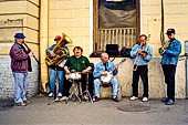 San Pietroburgo - sono comuni le bande che suonano jazz agli angoli delle strade.